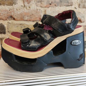 Sandalias rave cyber goth vintage Y2K 1to3 con plataforma recortada de madera de caucho, en estado de exhibición