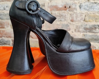 Scarpe vintage anni '90 Schuh British in pelle nera con plateau e cinturino alla caviglia, tacco alto e svasato