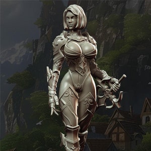 Peut inclure: Une figurine grise et détaillée d'une guerrière portant une armure et tenant une épée. La figurine est debout sur une base ronde.