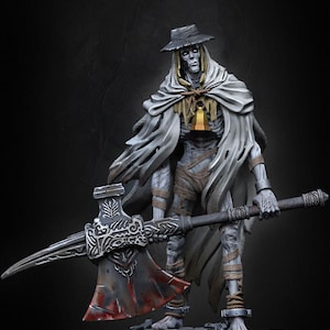 Peut inclure: Figurine détaillée d'une figure squelettique en vêtements déchirés, portant un chapeau et une cape. La figurine tient une grande hache ornée avec une lame tachée de sang. La figurine se tient sur une base en pierre, avec un fond sombre.