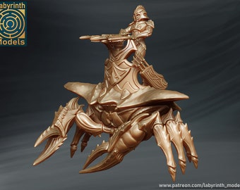 Pode incluir: Uma miniatura dourada detalhada de uma criatura com um cavaleiro. A criatura tem seis patas e uma cabeça grande e adornada. O cavaleiro segura uma arma e usa armadura. A miniatura é feita de plástico e tem cerca de 7,6 cm de altura.