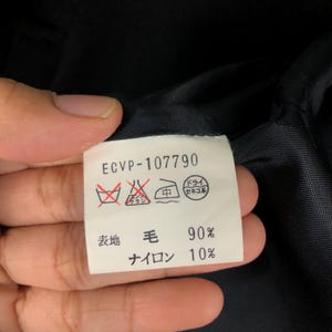 May include: A white tag with the text "ECVP-107790" and Japanese characters. The tag also includes washing symbols and the material composition: 90% wool and 10% nylon.