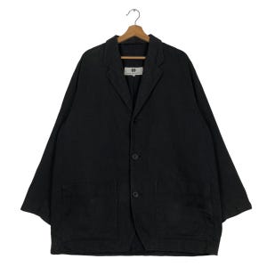 Może przedstawiać: Czarny lniany blazer z zapięciem na guziki i dwiema naszywanymi kieszeniami. Blazer ma luźny kr&oacute;j i lekko oversizową sylwetkę.