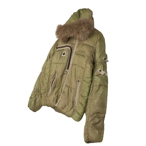 Puede incluir: Una chaqueta acolchada verde con una cremallera marr&oacute;n y una capucha de piel sint&eacute;tica.