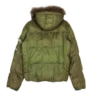 Puede incluir: Una chaqueta acolchada verde con capucha forrada de piel. La chaqueta tiene un dise&ntilde;o acolchado y una cremallera.