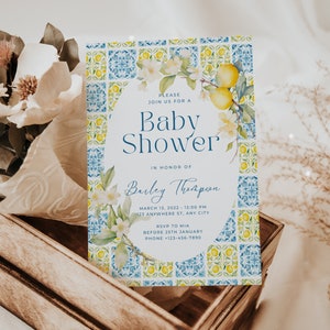 Faire-part de baby shower sur la côte amalfitaine, décor de douche méditerranéenne citron agrumes avec carreaux bleus, thème italien plage toscane, carte méditerranéenne