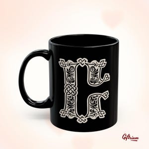 Taza con runas vikingas: taza personalizada con letras góticas, taza de café con monograma medieval, regalo de mitología, regalo estético nórdico para él