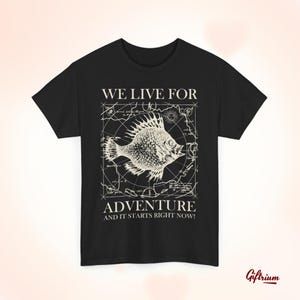 We Live for Adventure T-Shirt Vintage Wasserkarte Tee Entdecker Ozean Ästhetik Maritim Angeln Shirt Geschenk für Segler Fischer Ästhetik