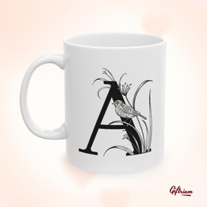 Taza con inicial personalizada: taza de café con monograma personalizado, taza con letras botánicas, elegante diseño de alfabeto en blanco y negro, regalo de cumpleaños para ella
