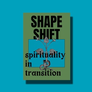 Może przedstawiać: Prostokątny plakat z oliwkowozielonym tłem zawierający czarny tekst SHAPE SHIFT oraz spirituality in transition. Centralny niebieski prostokąt zawiera czarno-biały rysunek liniowy rośliny ze zwiniętym wężem u podstawy.