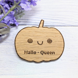 Personalizowana odznaka z dynią na Halloween – „Hallo-Queen” lub niestandardowy tekst – MDF fornirowany dębem – upiorny dodatek na sezon