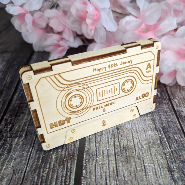 Personalisierte Mixtape Kassette mit Playlist QR Code. Benutzerdefinierte Mixtape aus Holz, handgefertigte Holzkassettenhülle, Vatertagsgeschenk, Geburtstag