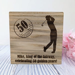Gepersonaliseerde houten golfverjaardagskaart voor hem 'King of the Fairway', vier gouden jaren - golfliefhebbers, 50e, 60e, 70e, 80e enz