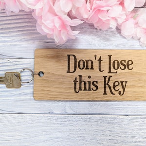 Extra-Large 200x80mm Wooden Keyring with &#39;Don&#39;t Lose This Key&#39; Message - Ideal for Important Keys or Habitual Key Losers