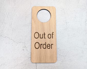 „Außer Betrieb“-Schild – Personalisierter Türhänger aus Eichenfurnier