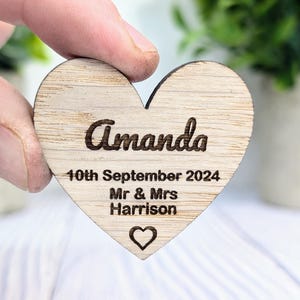 Lembrancinhas de casamento de madeira, em forma de coração | Nomes de lugares personalizados | Nome do convidado personalizado, data | Lembranças de madeira folheada de carvalho ecológicas | 2 tamanhos