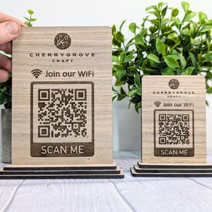 Könnte beinhalten: Ein Schild aus Holz mit einem QR-Code und dem Text "Cherry Grove Craft Join our WiFi Scan Me"