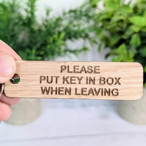Bitte Schlüssel beim Verlassen der Box in die Box legen - Eiche Schlüsselring 90 x 25 mm | Nachhaltiges Holz | Handgefertigt in Wales | Umweltfreundliche Erinnerung | Verleih, BnB Idee