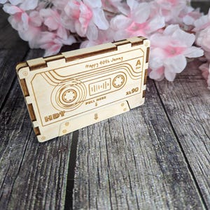 Boîtier de cassette en bois personnalisé pour mixtape avec code QR de la playlist
