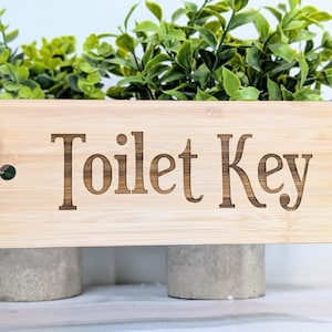 竹製「トイレの鍵」特大キーリング 200 x 80 mm | 環境に優しい特大トイレの鍵アクセサリー、カフェ、ビジネス、公共スペースに最適