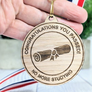 Herzlichen Glückwunsch Sie bestanden haben - nicht mehr Studieren hölzerne Medaille | Fun Exam Zertifikat Design | Umweltfreundlich | Personalisiertes Studenten Geschenk
