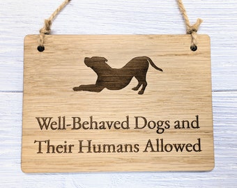Letrero de madera para establecimiento que admite mascotas / Mantener al perro con correa / Chapa de roble / Personalización opcional / Letrero interior