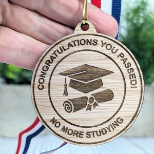 Exams bestanden - Schluss mit dem Lernen Medaille aus Holz | Abschluss-Hut & Zertifikat-Design | Umweltfreundlich | Personalisiertes Studenten Geschenk