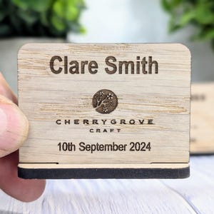 Tarjetas de madera con nombre, personalizadas, para eventos corporativos y benéficos, letreros personalizados independientes con logotipo, decoración sostenible con chapa de roble