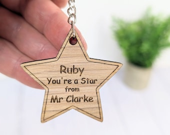 Porte-clés étoile en bois personnalisé : cadeau étudiant gravé