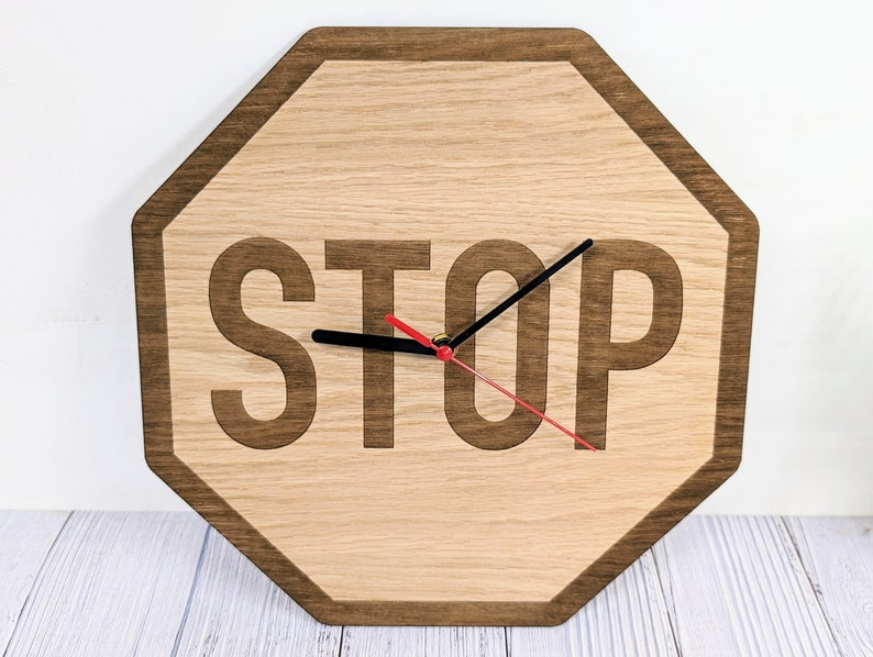 Houten STOP Sign Clock Achthoekige eigenzinnige wanddecoratie voor stedelijke chique interieurs, unieke verkeersbordklok, decor met wegthema afbeelding 4