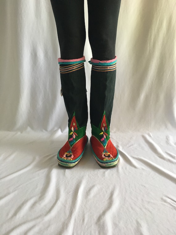 Size 9 embroidered vintage Tibetan boots. - image 1