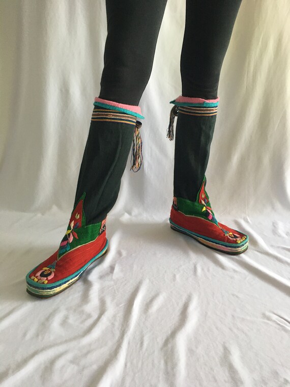 Size 9 embroidered vintage Tibetan boots. - image 2