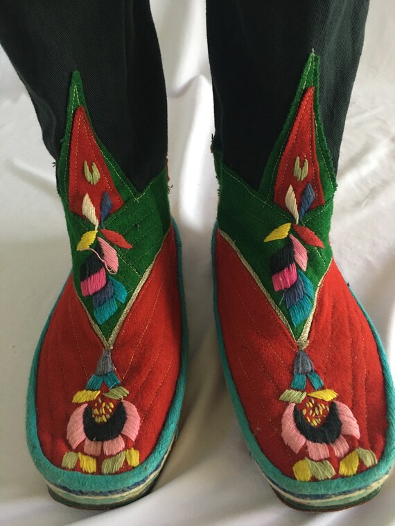 Size 9 embroidered vintage Tibetan boots. - image 4