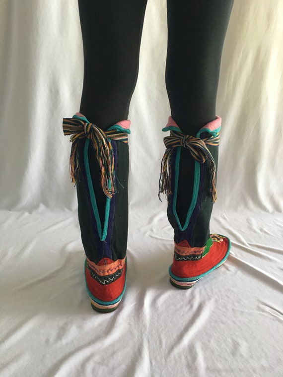 Size 9 embroidered vintage Tibetan boots. - image 8