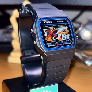Anpassad Casio F91W-klocka Charizard WB | Handgjord Pokémon-inspirerad digitalklocka | Retro gamingarmbandsur | Unik anime-present för samlare