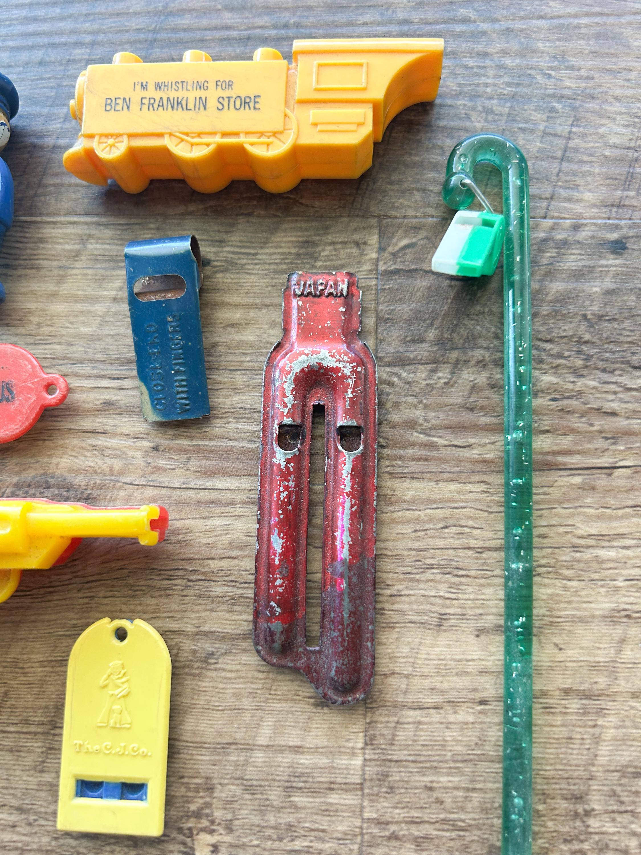 【完売品】5 WHISTLE SCREWY PAINTS Set of 8 Vintage Whistles, Plastic Whistles, Vintage Toy Whistle