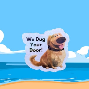 Peut inclure: Un autocollant représentant Dug, le chien du film "Là-Haut", avec le texte "We Dug Your Door!". L'image montre Dug avec un collier noir, la langue sortie, sur fond de ciel bleu et d'océan.
