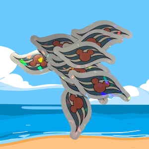 Peut inclure: Plusieurs autocollants irisés en forme de feuille, avec une tête de Mickey Mouse rouge et des motifs de vagues bleues et grises. L'arrière-plan est une plage et l'océan.