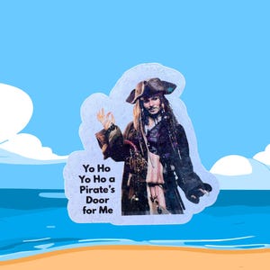 Könnte beinhalten: Ein Aufkleber mit einer Darstellung eines Piraten mit langen Haaren und einem Dreispitzhut, vor einem blauen Himmel und Ozean. Der Aufkleber enthält den Text "Yo Ho Yo Ho a Pirate's Door for Me."