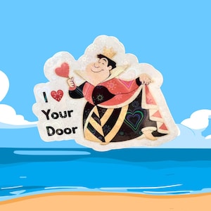 Pode incluir: Um autocolante com a Rainha de Copas de Alice no País das Maravilhas, segurando um pirulito em forma de coração. O autocolante tem o texto "I Your Door" e está sobre um fundo de céu azul e praia.