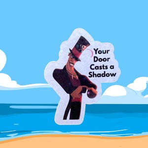 Può includere: Un adesivo con un'illustrazione a cartoni animati di un personaggio con cilindro e abito, che tiene un globo viola. Il testo "Your Door Casts a Shadow" è sul lato destro dell'adesivo. Lo sfondo è una scena di spiaggia con cielo blu e acqua.