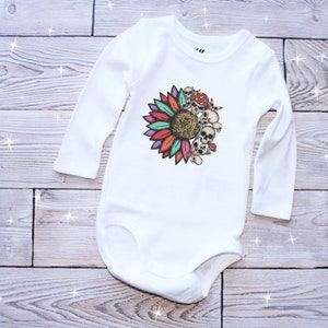 Gotiska dödskallar babybody, goth babykläder, alternativa babykläder, punk babytröja, gotiska dödskallar babytröja