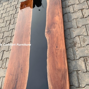 Mesa de río epoxi negro/ Mesa de madera de borde vivo/ Mesa de río océano epoxi/ Mesa de comedor de madera natural/ Mesa de epoxi de nogal/ Mesa de comedor negra