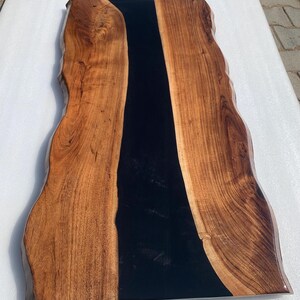 高級ブラックエポキシテーブル、ライブエッジ木製テーブル、エポキシオーシャンリバー、天然木、ダイニングテーブル、木製エポキシテーブル、ブラック樹脂テーブル、