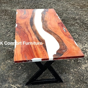 Weißer Epoxid-Couchtisch, Live Edge-Holztisch, Epoxy-Fluss, Naturholz, Holzozean-Epoxid-Tisch, weißer Harztisch, Esstischplatte