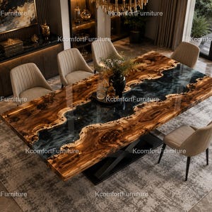 Könnte beinhalten: Ein rechteckiger Esstisch mit einer Massivholzplatte mit Naturkante und einem zentralen Inlay aus dunkelblauem Harz, getragen von einem schwarzen X-förmigen Metallgestell, ergänzt durch vier beige gepolsterte Stühle mit vertikaler Steppung.