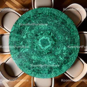 Op de afbeelding: Een witte keramische mok met een zwart handvat en de tekst "But First, Coffee" in een handschriftstijl. De mok staat op een wit oppervlak. De mok is ongeveer 10 cm hoog.