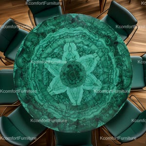 Op de afbeelding: Een ronde tafel van groen malachiet met een bloemmotief in het midden. Acht donkergroene stoelen met goudkleurige frames omringen de tafel. Het tafelblad heeft een uniek, wervelend patroon. De tafel heeft een diameter van ongeveer 150 cm.