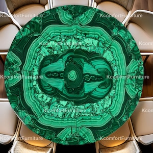 Op de afbeelding: Een ronde tafel met een levendig malachietblad, met concentrische patronen van diepe en lichte groentinten. De tafel is omringd door crèmekleurige stoelen, wat een luxe eetomgeving creëert. Het tafeloppervlak heeft een gepolijste afwerking.