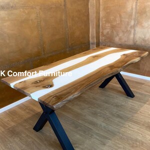 Weißer Epoxy-Mitteltisch, Live Edge-Holztisch, Epoxy-Fluss, Naturholz, Holzozean-Epoxy-Tisch, weißer Harztisch, luxuriöse Tischplatte